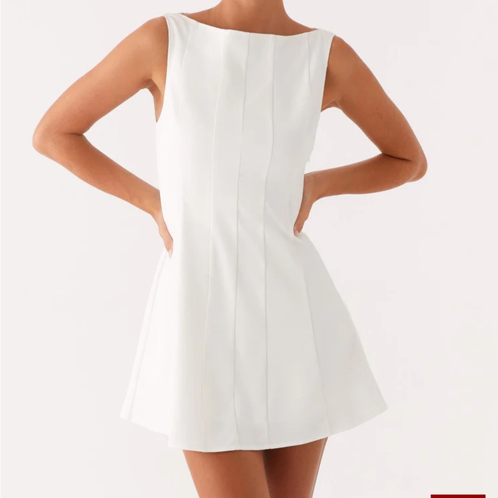 Elegant White Sleeveless Dress
